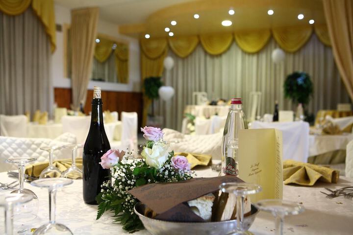 Ballroom/Hall 38 of 48