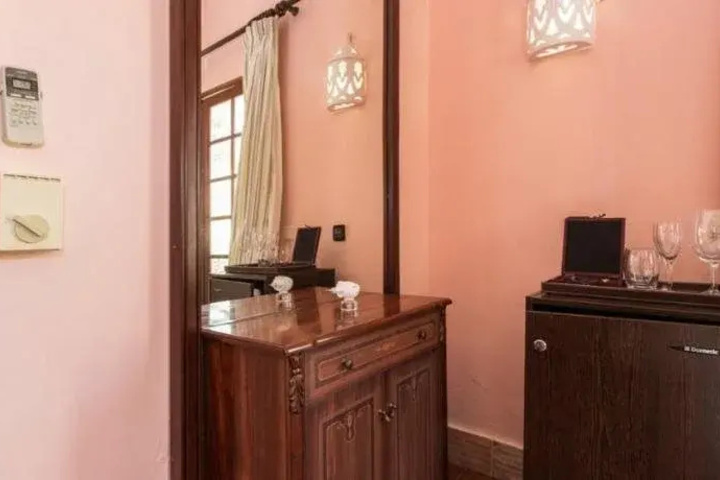 Room 6 of 25