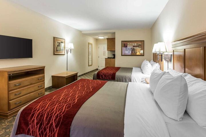 2 Queen Beds (12 of 15)