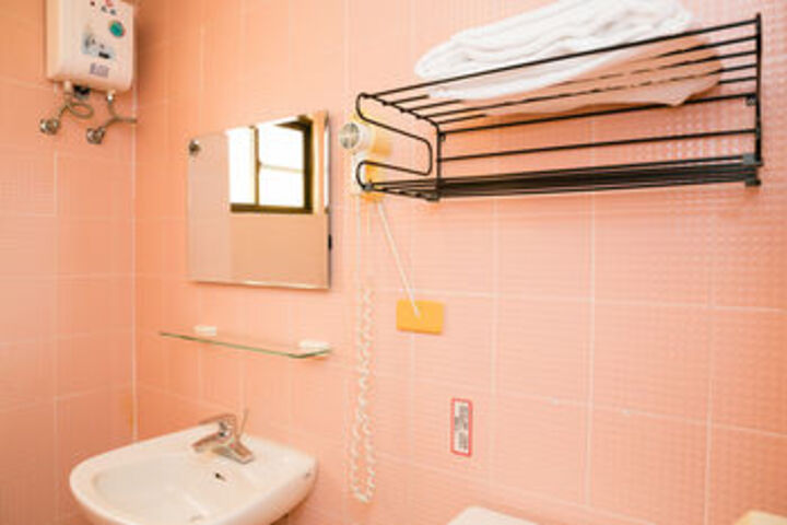 Room 4 of 63