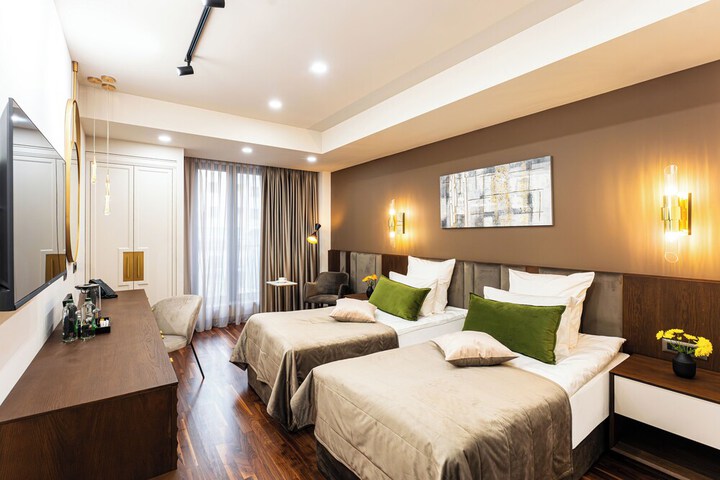 Room 5 of 32
