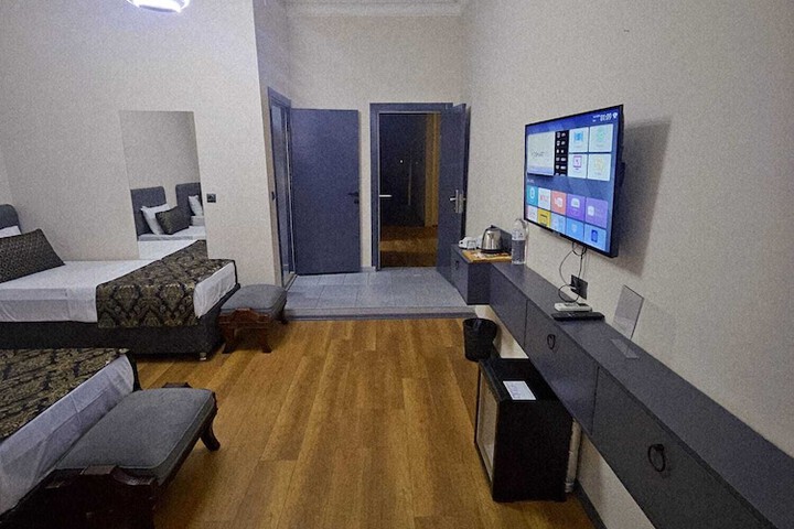 Room 120 of 204
