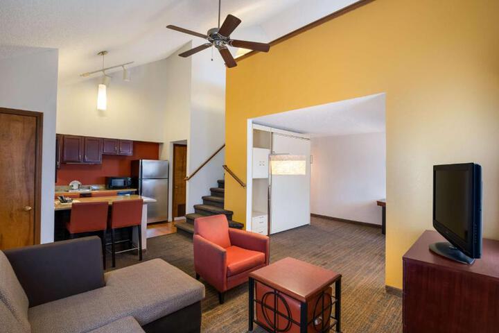 Accessible Suite King Bed Mobility Accessible Bathtb Sofa Bed Fullkt Full Breakfast (7 of 41)