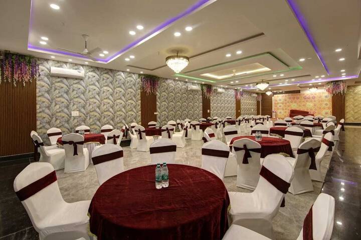 Ballroom/Hall 17 of 21