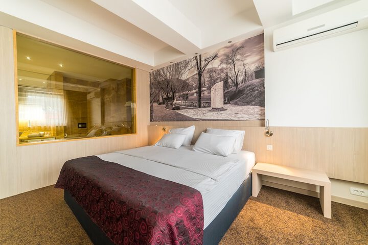 Room 44 of 103