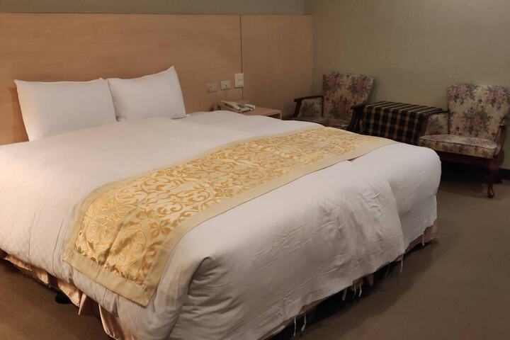 Room 13 of 22