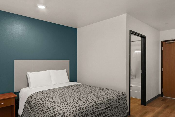 Suite Queen Bed (1 of 10)