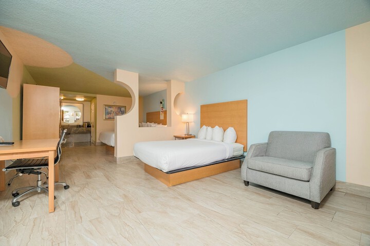 Deluxe Room 1 King Bed Accessible (17 of 22)