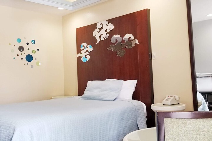 1 King Bed (1 of 6)