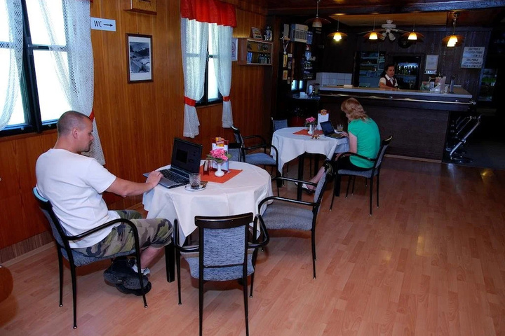 Dining 21 of 24