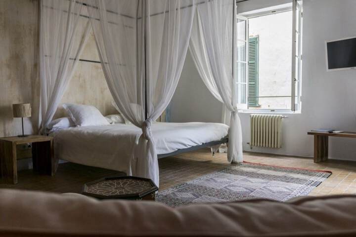 Room 4 of 76