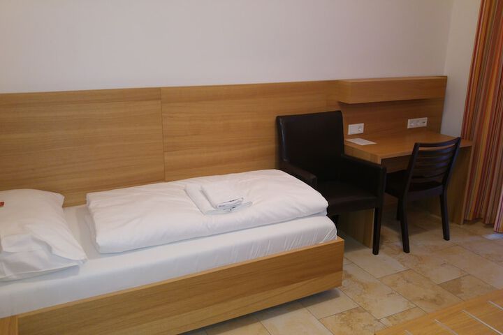 Room 9 of 50