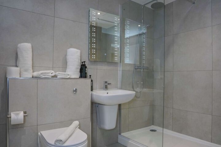 Room 100 of 295