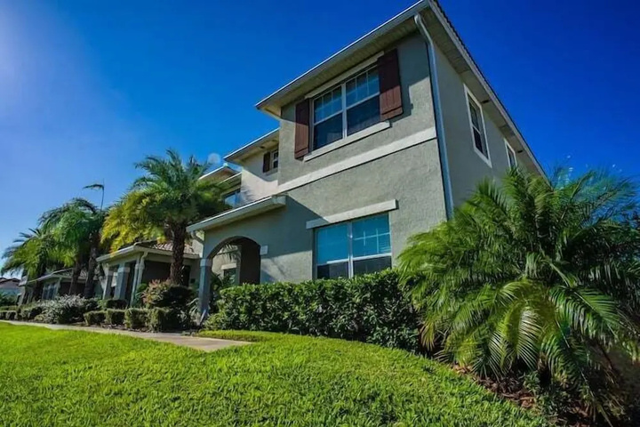 4871 CT Storey Lake 5 bd 4bath Townhome Near Disney