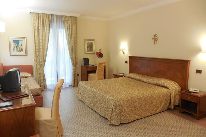 Room 11 of 32