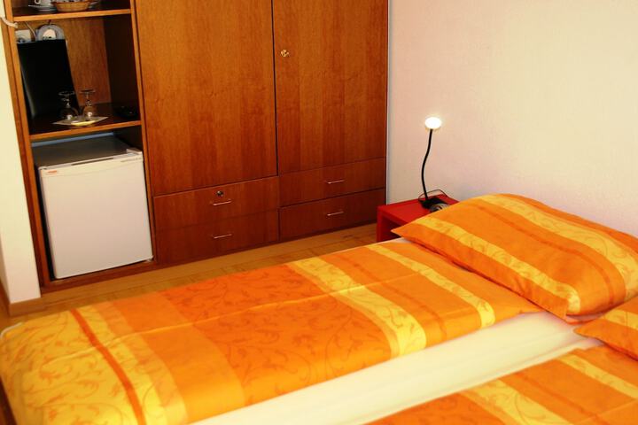 Room 13 of 34