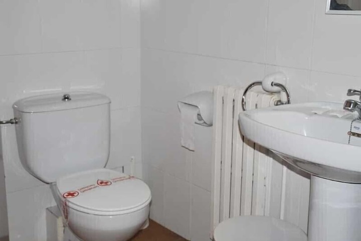 Room 27 of 34