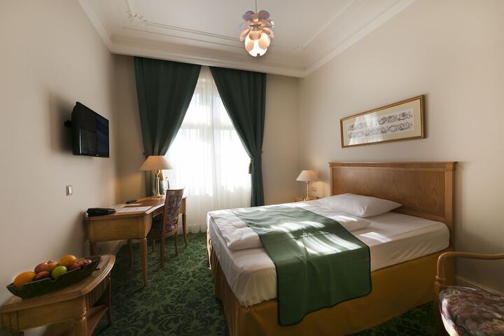Room 10 of 82