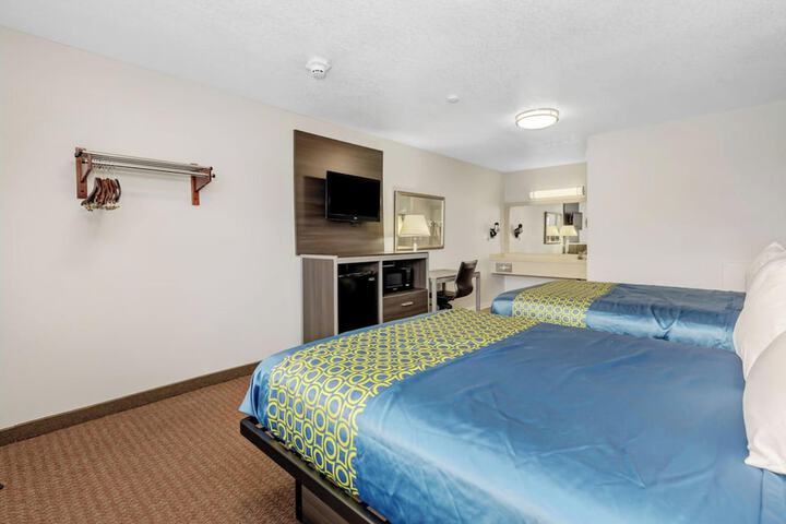 1 Queen Bed (17 of 31)