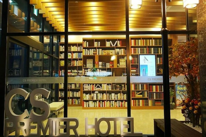 Entrance & Lobby
