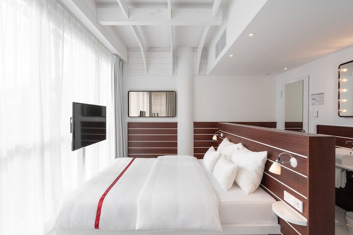 Room 3 of 82