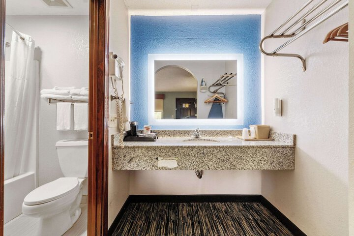 Room 14 of 27