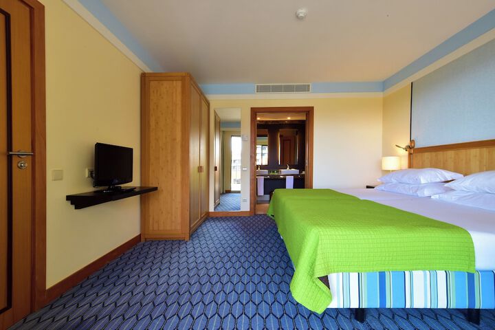 Room 53 of 250