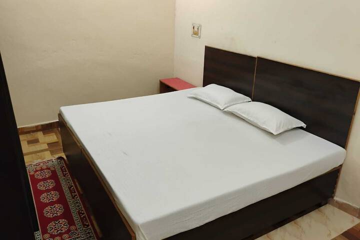 Room 2 of 10