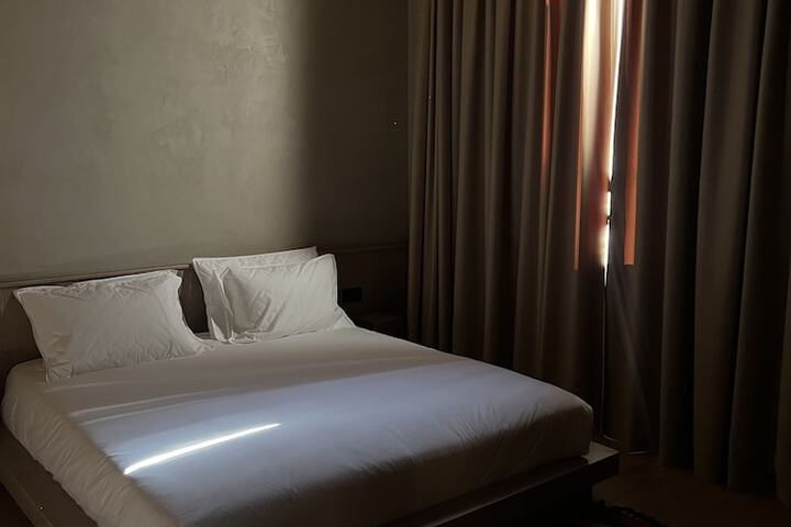 Room 10 of 93
