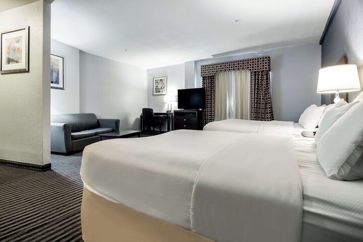 2 Queen Beds (9 of 10)