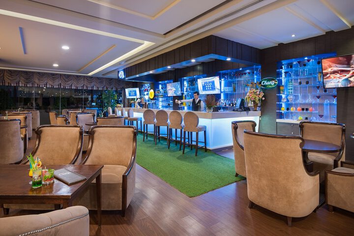 Lounge 65 of 77