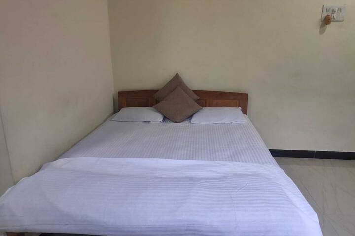 Room 6 of 12