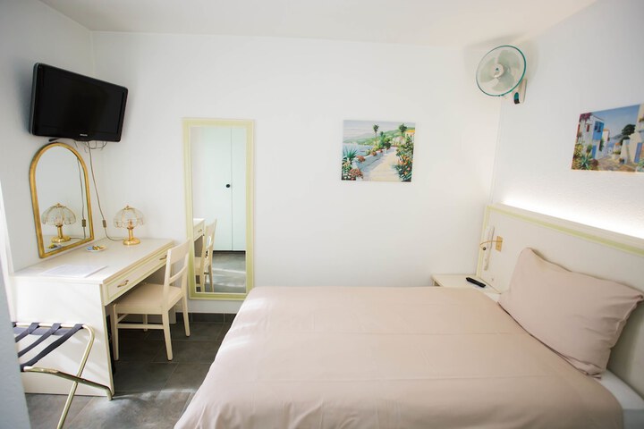 Room 4 of 63