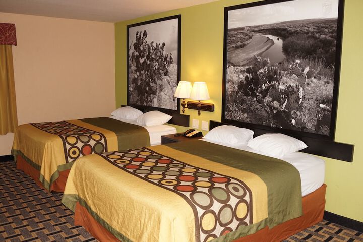 2 Queen Beds (9 of 13)