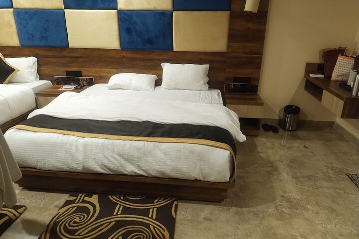 Room 2 of 10