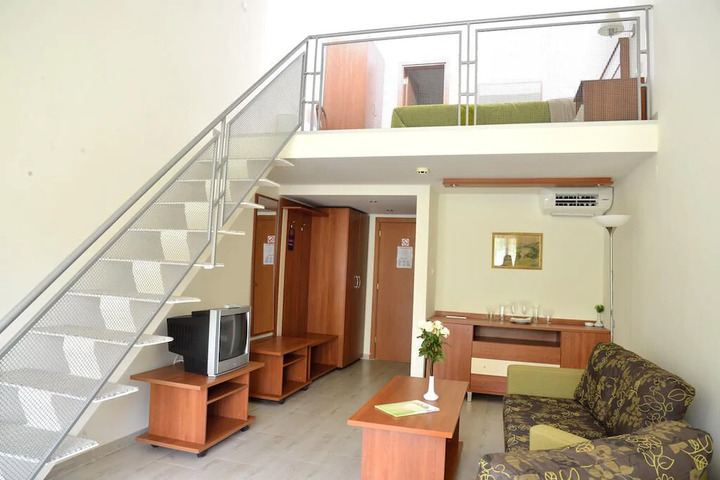 Room 4 of 8