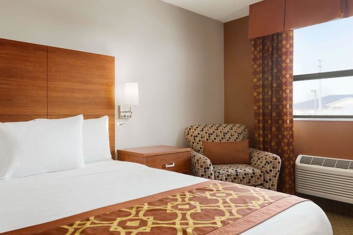 1 Queen Bed (8 of 17)