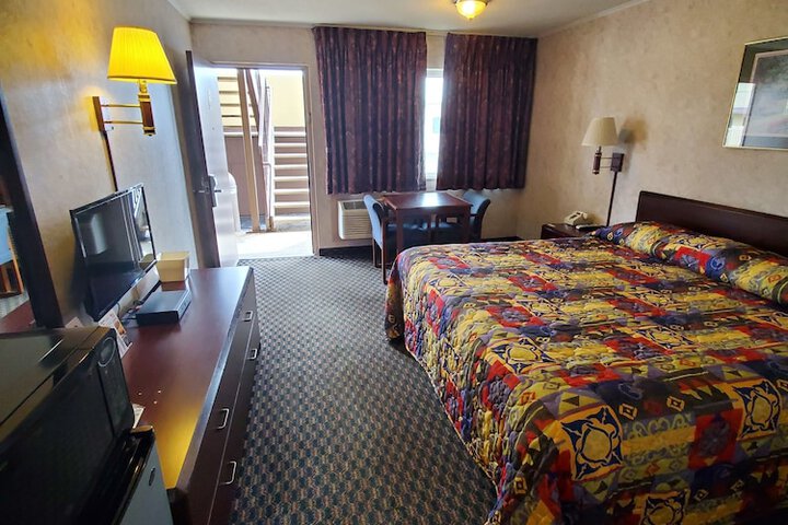 1 King Bed (4 of 5)