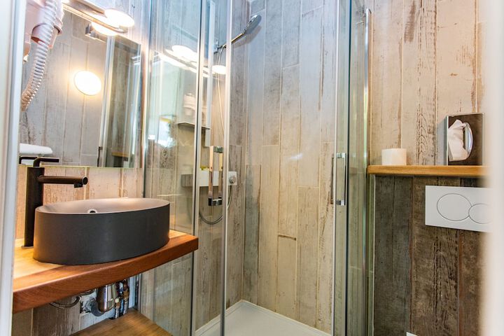 Room 4 of 62