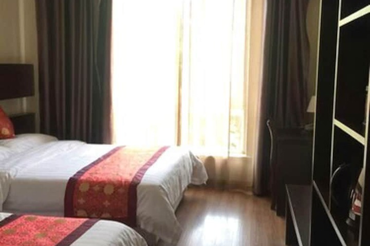 Room 5 of 12