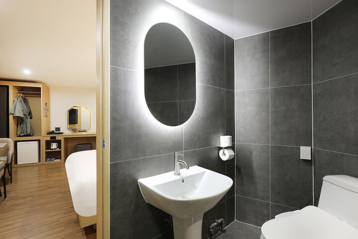 Room 42 of 74