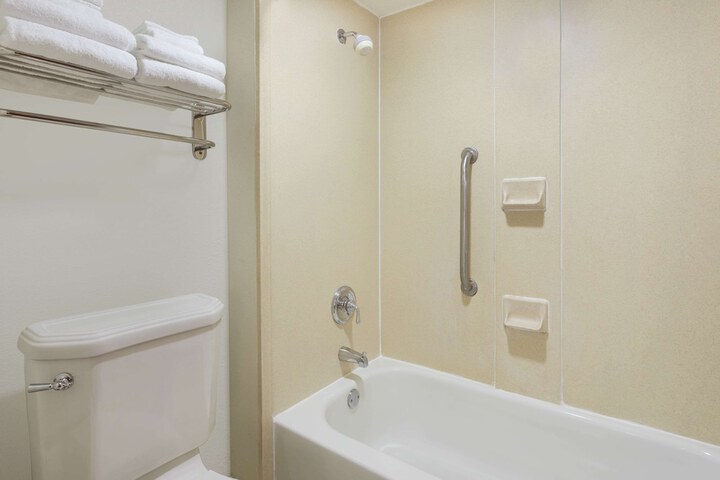 1 Queen Bed (8 of 9)