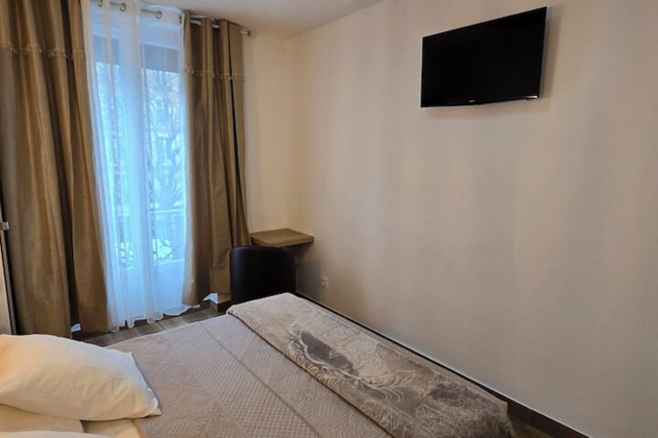 Room 9 of 33
