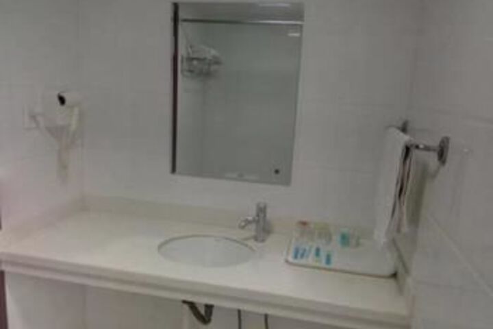 Room 9 of 16