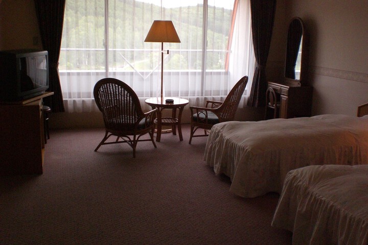 Room 2 of 28
