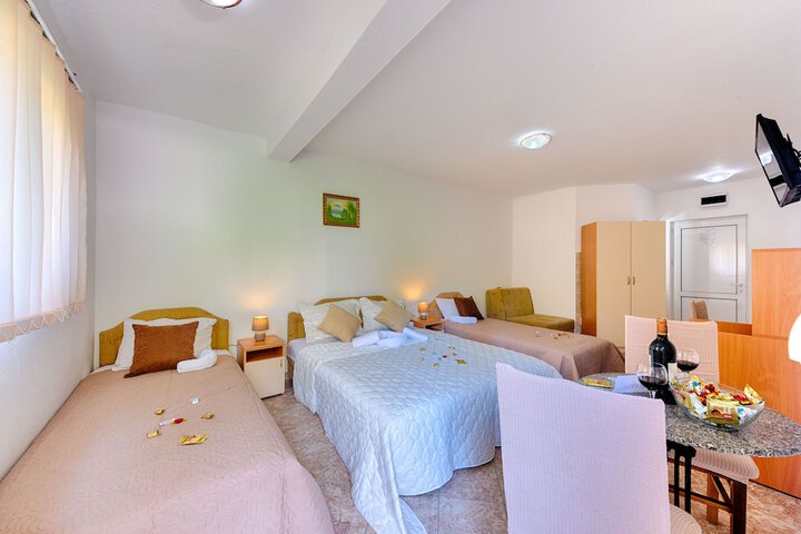 Room 11 of 28