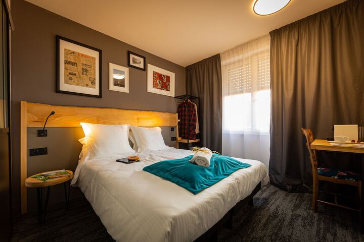 Room 10 of 42