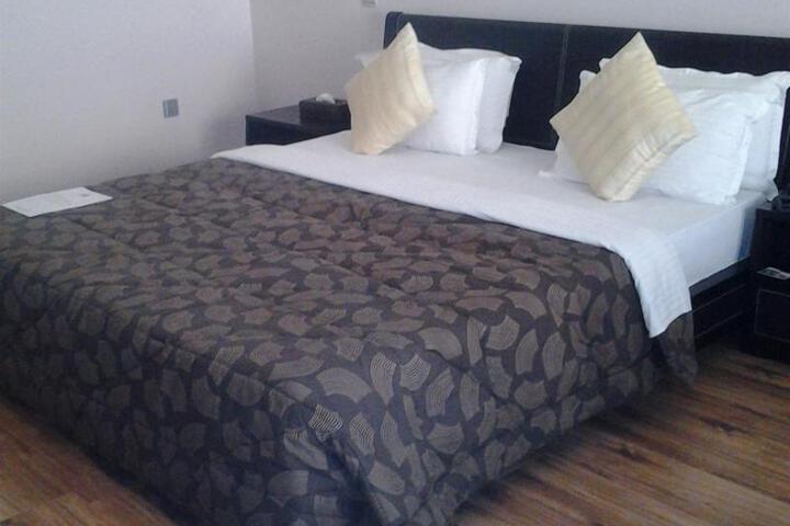PEARL MANOR LUXURY SUITES