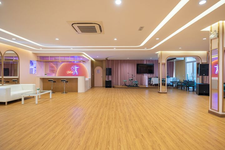 Ballroom/Hall 106 of 159
