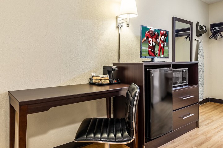 Deluxe Double Bed (3 of 8)